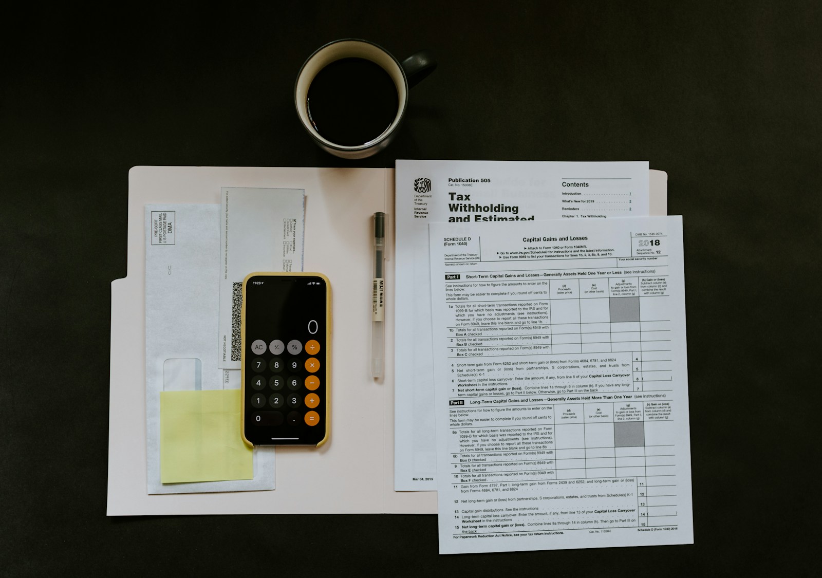 Finansal planlama ve çalışma masasında belgeler